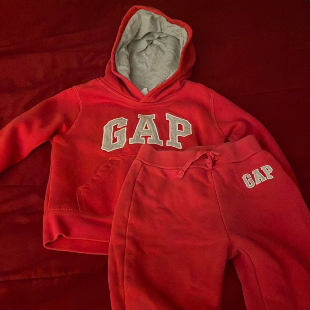 Red Gap 3T sweatsuit (unisex)